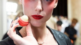 EOS NA BACKSTAGE KENZO x PARIS FASHION WEEK LIFESTYLE, Uroda - Balsamy EOS zdobywają uwielbienie wśród gwiazd z całego świata, pojawiają się w teledyskach i mediach społecznościowych celebrytów. Teraz czas na modę.