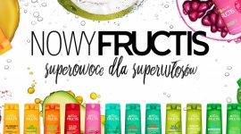 Nowy Fructis LIFESTYLE, Uroda - Nowe formuły Fructis, bez parabenów, oferują skuteczność dzięki odżywczym właściwościom superowoców. To wyjątkowe połączenie ekstraktów z owoców o udowodnionej skuteczności, protein oraz witamin B3 i B6, dla widocznie zdrowszych i mocniejszych włosów.