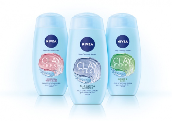 Oczyszczająca moc glinek w nowej linii NIVEA CLAY FRESH LIFESTYLE, Uroda - Wyobraź sobie codzienną kąpiel pod prysznicem, która dzięki glinkom oczyszcza skórę jak nigdy dotąd… Która może stać się przyjemnym rytuałem, a skóra po nim będzie wyjątkowo gładka. A do tego ten zniewalający zapach ziół i kwiatów! Poznaj NIVEA CLAY FRESH!